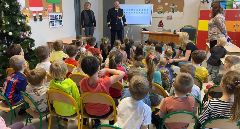 O morzu i pracy na statku - kapitan żeglugi morskiej odwiedził szkołę w Rudzie 