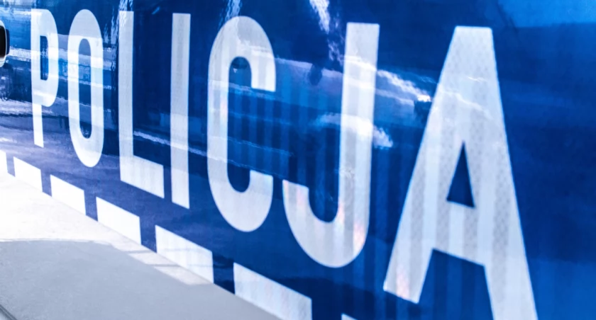 Drewniana szpula spadła z ciężarówki - stoczyła się po ulicy i uszkodziła dwa samochody 