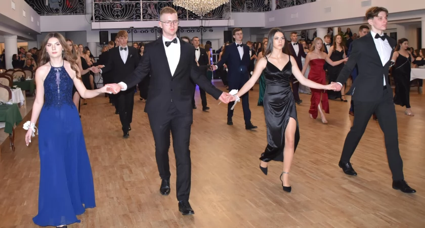 Studniówka II LO w Wieluniu  - tak tańczyli poloneza