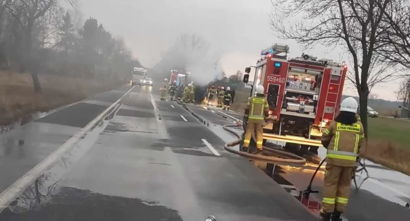 Pożar dostawczego busa - akcja gaśnicza trwała ponad dwie godziny