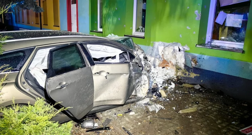 Auto uderzyło w budynek szkoły - kierowca był pijany i próbował uciec