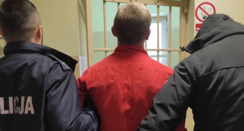 19-latek zdemolował teren komisariatu policji - jak się tłumaczył?