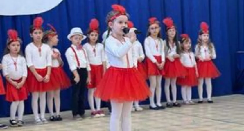 Dzień Babci i Dzień Dziadka w Pątnowie – maluchy grały i śpiewały