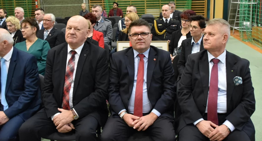 Milczenie, po przemowie Okrasy