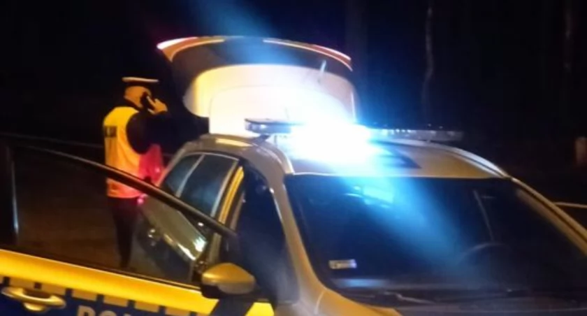Odwoził pijanego kolegę. Przez przypadek przejechał mu po stopie