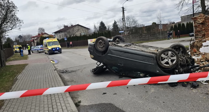 Auto uderzyło w przydrożną kapliczkę - jeden z mężczyzn jest poszukiwany