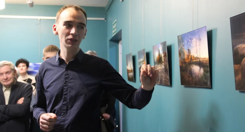 Wczoraj w Powiatowej Bibliotece Publicznej w Wieluniu odbył się wernisaż wystawy fotograficznej Michała Włocha pt. "ŁOŚ na Pograniczu"