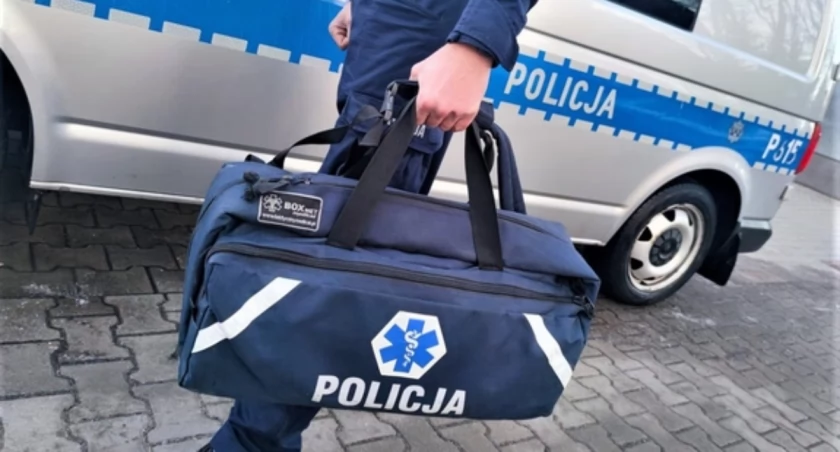 Dostał ataku w czasie jazdy - uratowali go policjanci 