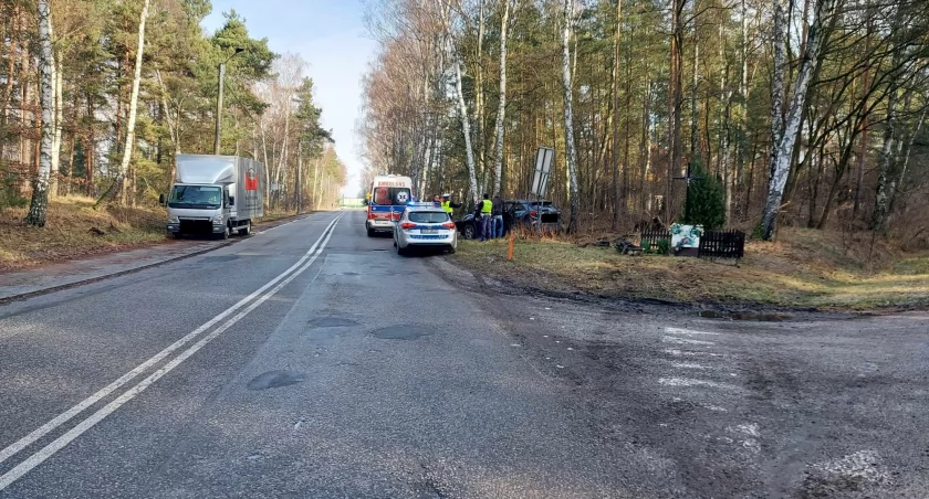 Samochód wypadł z drogi i uderzył w drzewo 