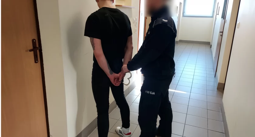 Po pijaku skakał po samochodach 