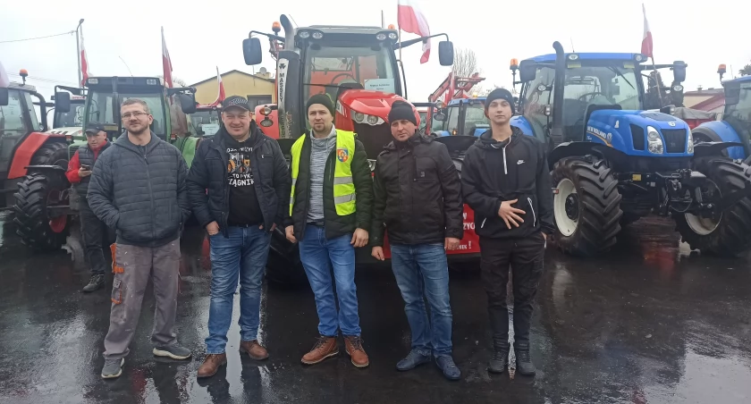Protest rolników w Osjakowie i Dzietrznikach - traktorami spowalniają ruch