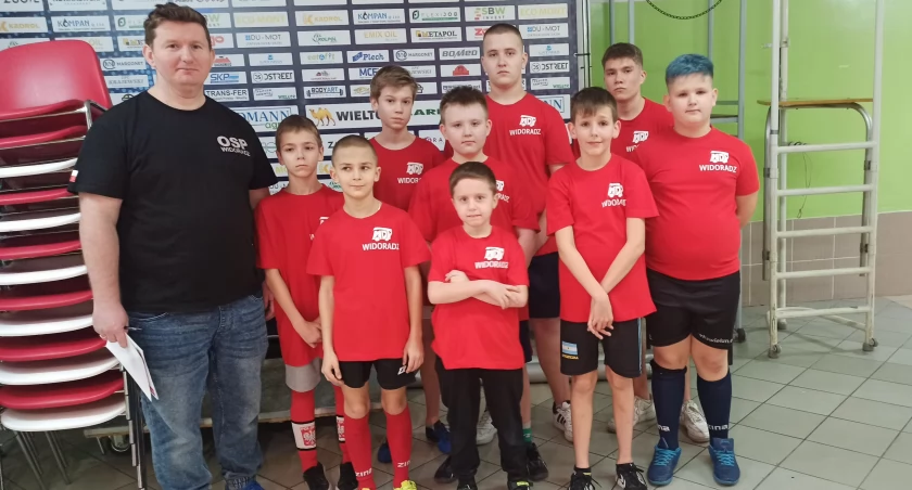 Turniej Halowej Piłki Nożnej MDP w Wieluniu - rywalizowało osiem drużyn