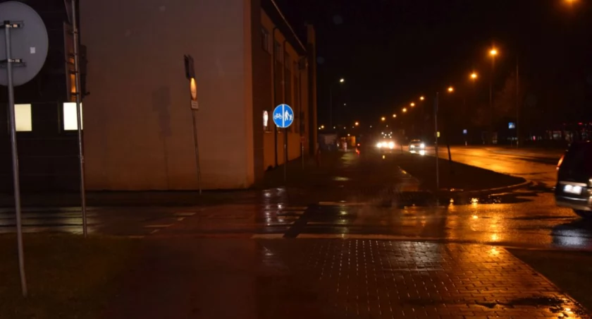 Potrącenie na pasach - 72-latka z urazem nogi trafiła do szpitala