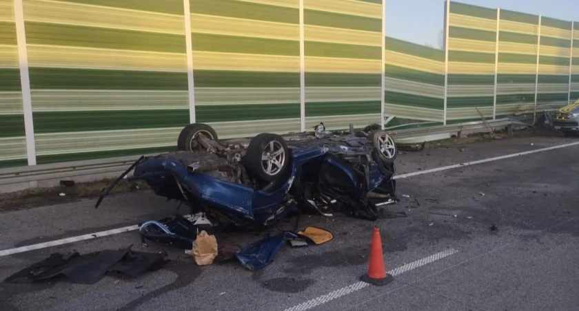 21-letni kierowca BMW dachował na autostradzie A-1