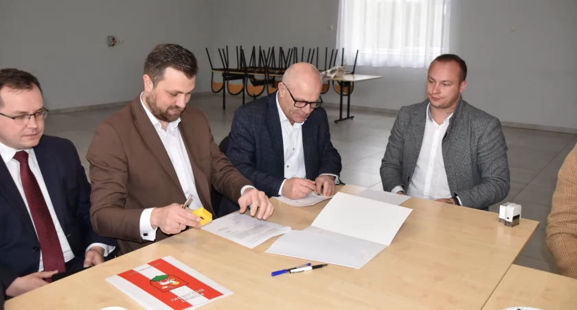 Droga w Wiktorowie zostanie zmodernizowana - podpisano umowę z wykonawcą 