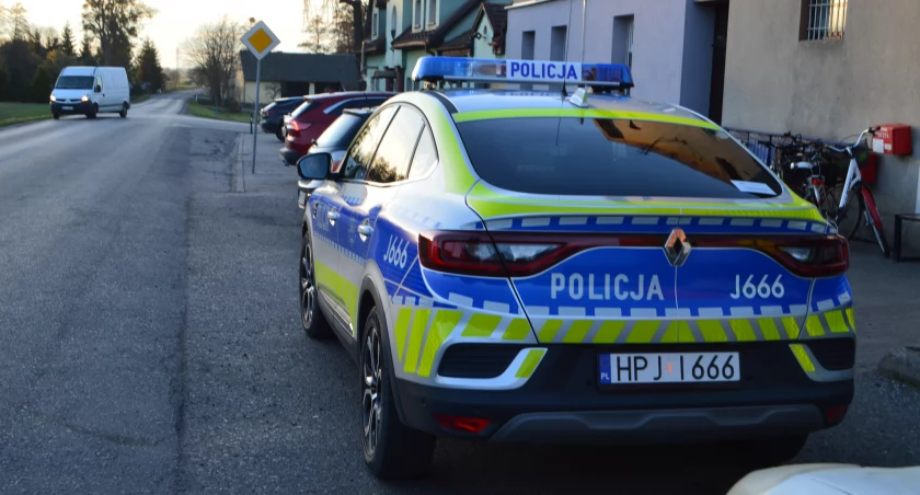 Ta wycieczka mogła się dla rowerzysty skończyć tragicznie 