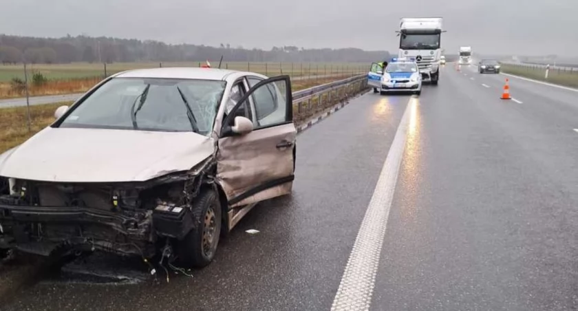 Zderzenie na S8 - osobówka uderzyła w ciężarówkę 