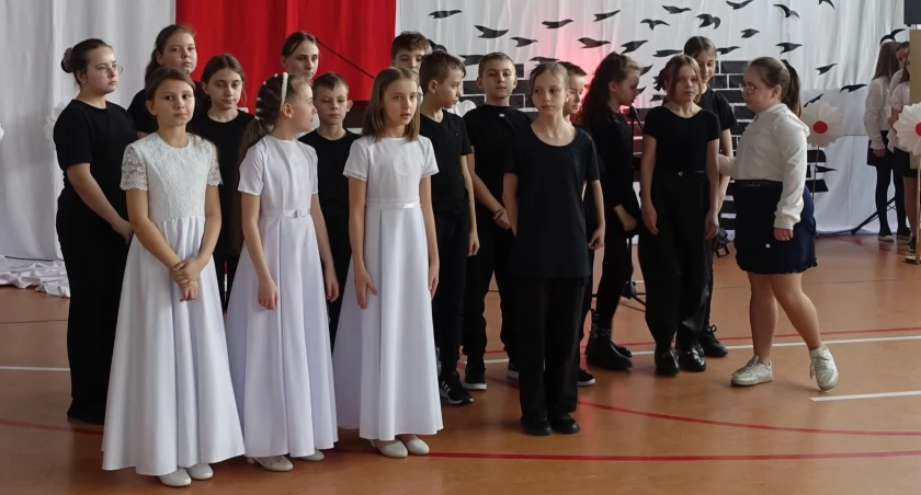 Szkoła Podstawowa w Ostrówku – oddali hołd patronowi 