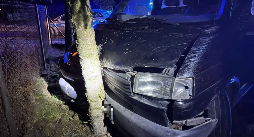Wjechał dostawczakiem w drzewo. Wydmuchał 3 promile!