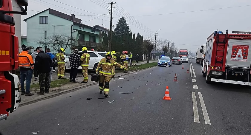 Zderzenie dwóch aut - osobówka uderzyła jeszcze w drzewo i przydrożne ogrodzenie 