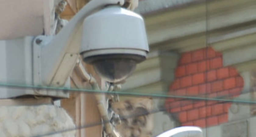 Kobieta prosi o sprawdzenie nagrań z monitoringu