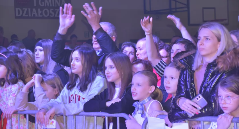 Dzień Kobiet w Działoszynie 2024 - dla pań zaśpiewali panowie