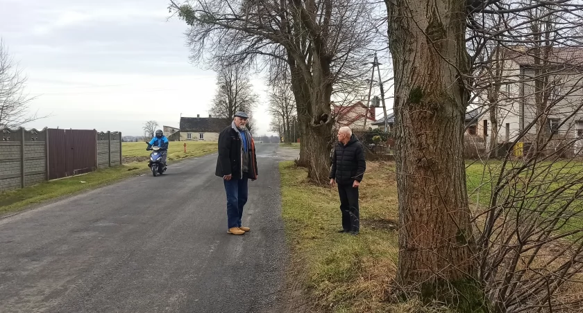 Niebezpieczna droga do szkoły w Pątnowie - nie ma dojścia nawet poboczem