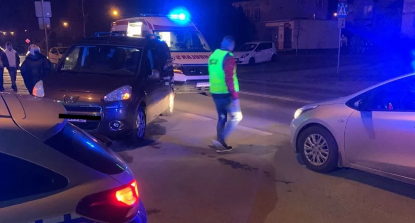 61-latka potrącona na pasach - wypadek w Działoszynie 