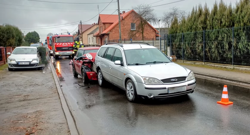 Kolizja w Ganie – zderzyły się dwa auta osobowe