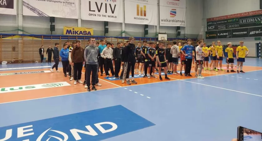 Młodzi piłkarze ręczni grali w Wieluniu.
