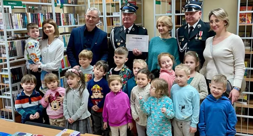 Strażacy z OSP Dąbrowa podarowali książki do Filii Bibliotecznej 