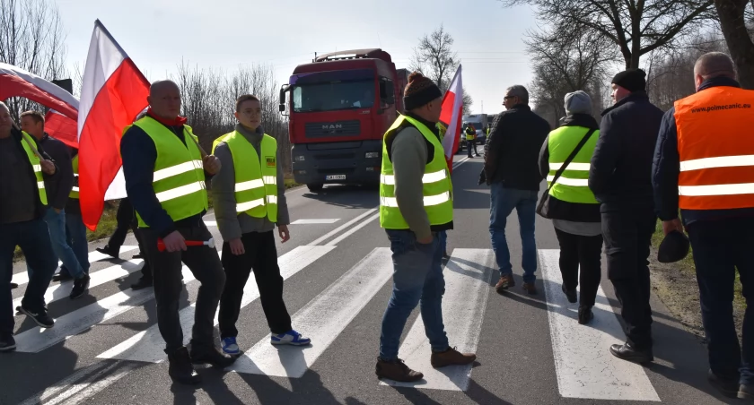 Protest rolników - zablokowane drogi i ronda w Dzietrznikach, Kałużach, Osjakowie, Pajęcznie, Działoszynie