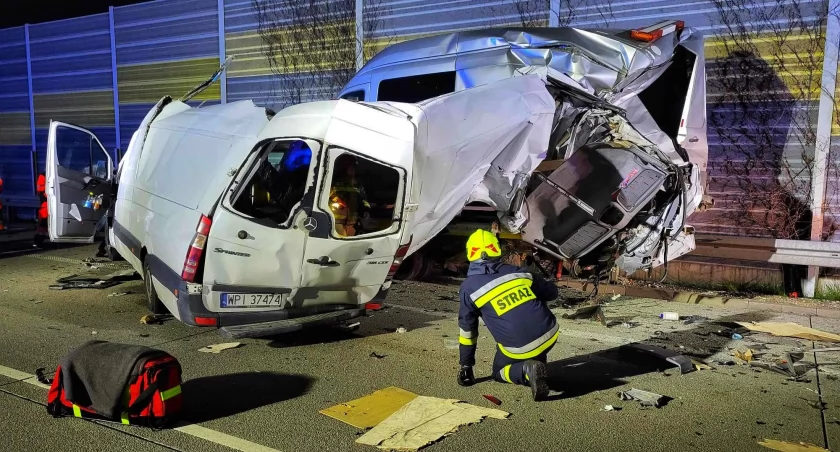 Zderzenie dwóch aut na trasie S8 - pojazdy kompletnie rozbite