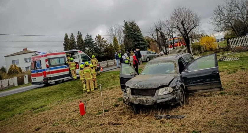 Volkswagen Passat wypadł z drogi.