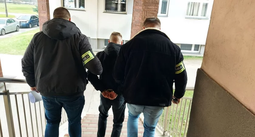 Pijany przewoził narkotyki. Wpadł na parkingu