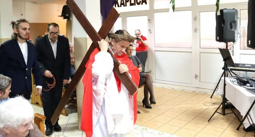 Inscenizacja Misterium Męki Pańskiej w wykonaniu mieszkańców Domu Pomocy Społecznej w Skrzynnie