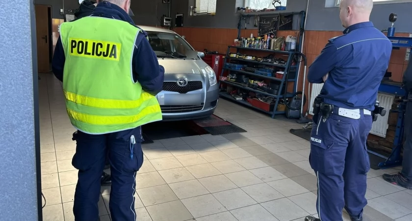 Najechała na mężczyznę, który leżał na jezdni i uciekła. 43-latek zmarł