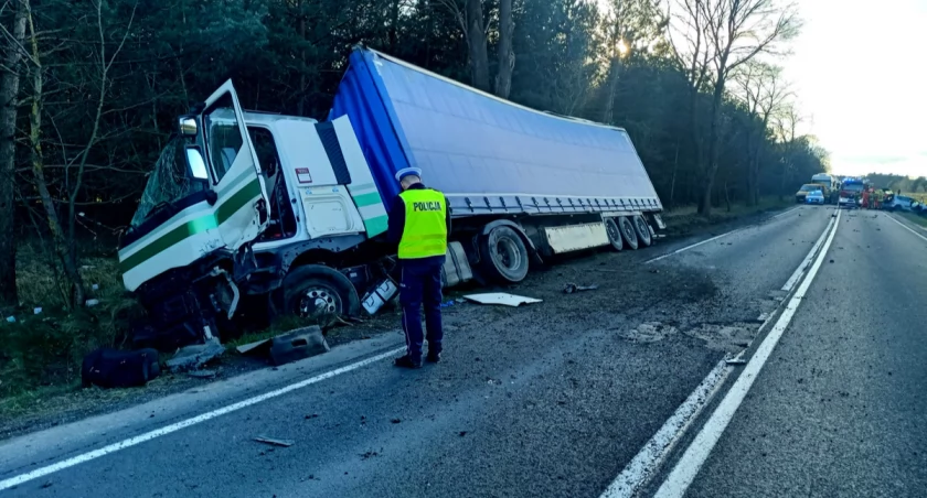 Czołowe zderzenie z ciężarówką. Nie żyje 64-latek
