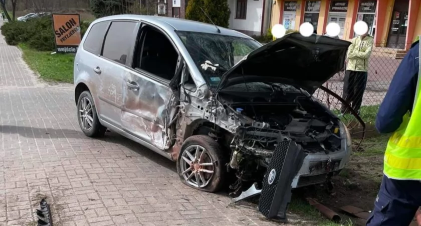 Na podwójnym gazie staranował trzy ogrodzenia. Trafił do szpitala!