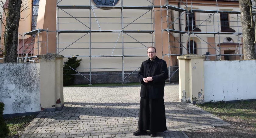 Trwają prace przy wymianie dachu na kościele w Ostrówku 