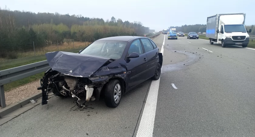 Niebezpiecznie na S8 - auto wpadło w poślizg i uderzyło w bariery