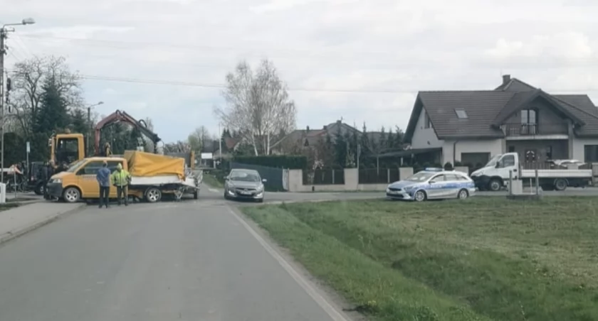 Kolizja w Stawie - przejechał na stopie i doprowadził do kraksy