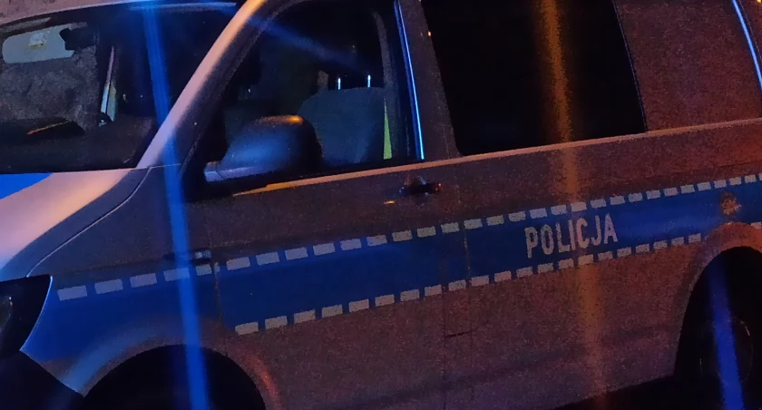 Chuligan zniszczył przystanek w Wieluniu