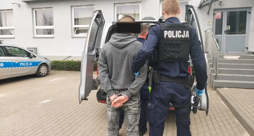 Ukrywał się przed więzieniem. Policjanci znaleźli go.. pod łóżkiem