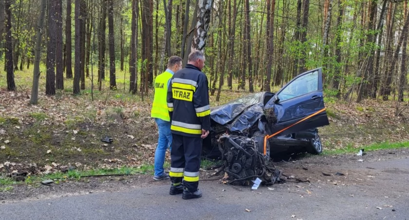 Niebezpieczny wypadek pod Ostrówkiem. 20-latek trafił do szpitala