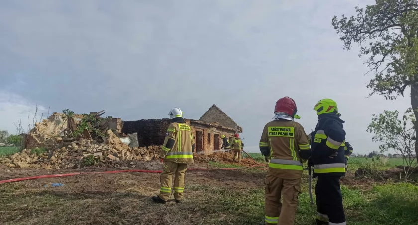 Kilka wozów gasiło pożar pustostanu w Mierzycach