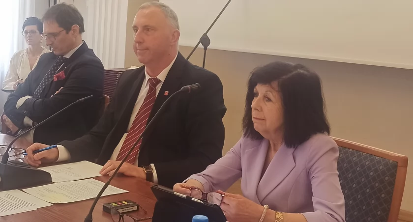 Piotr Radowski żegna się z funkcją - koledzy dziękowali mu kwiatami 