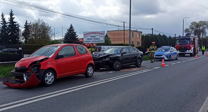 Kolizja dwóch samochodów osobowych na ul. Warszawskiej w Wieluniu 