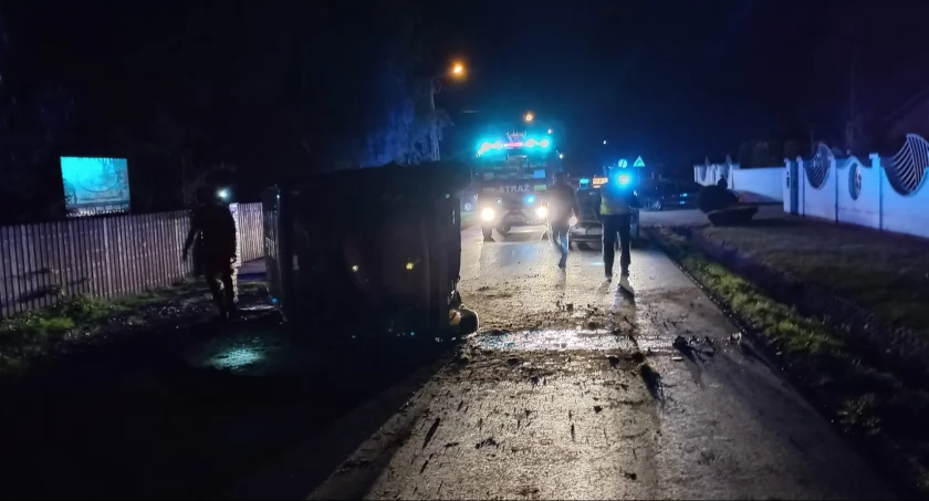 Dostawczy bus wjechał do rowu - kierowca był pijany
