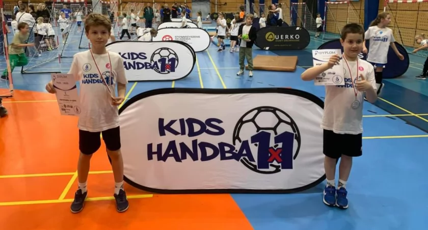 Młodzi zawodnicy MKS - u wzięli udział w Kids Handball 1x1.